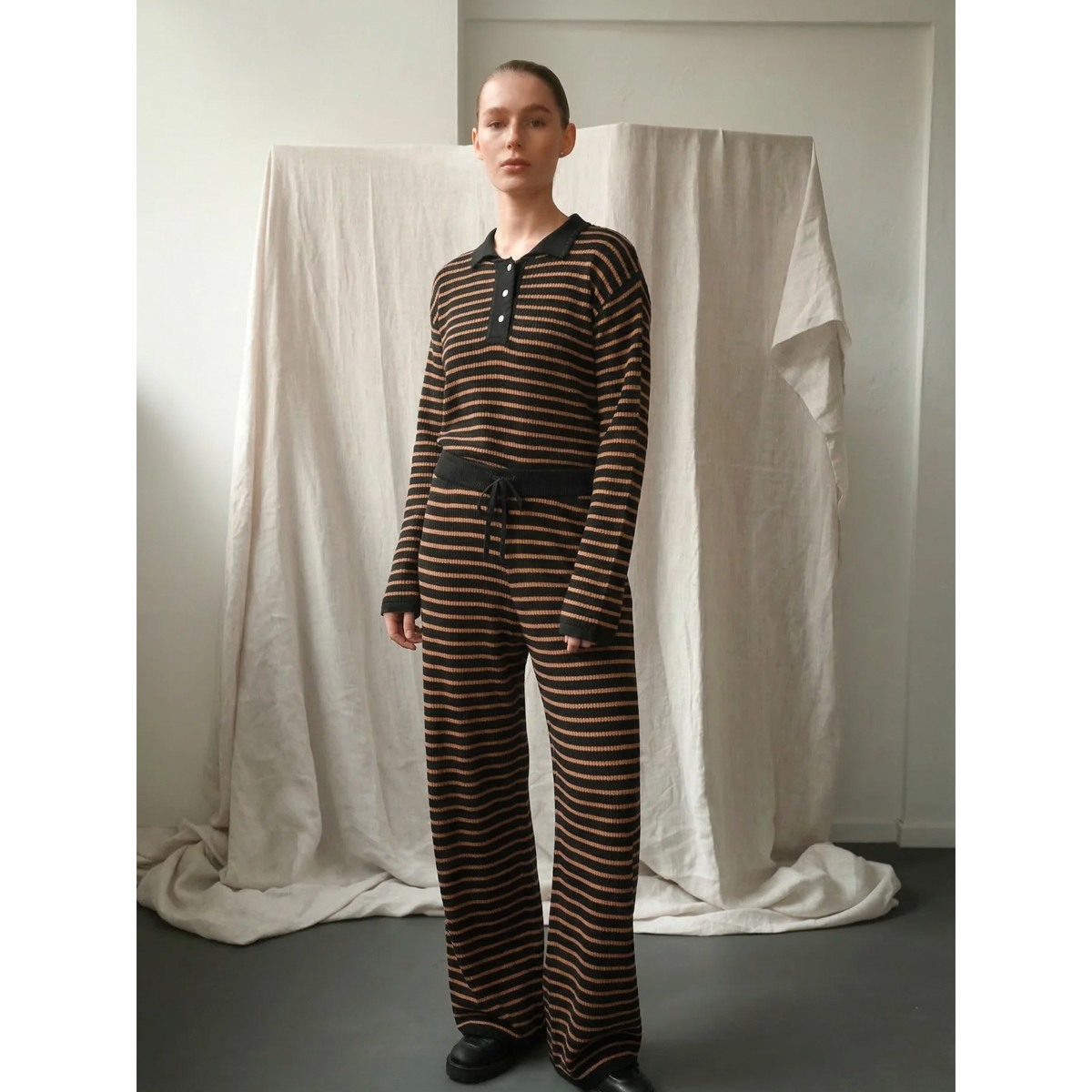 Nuria LS Polo – Black & Cognac